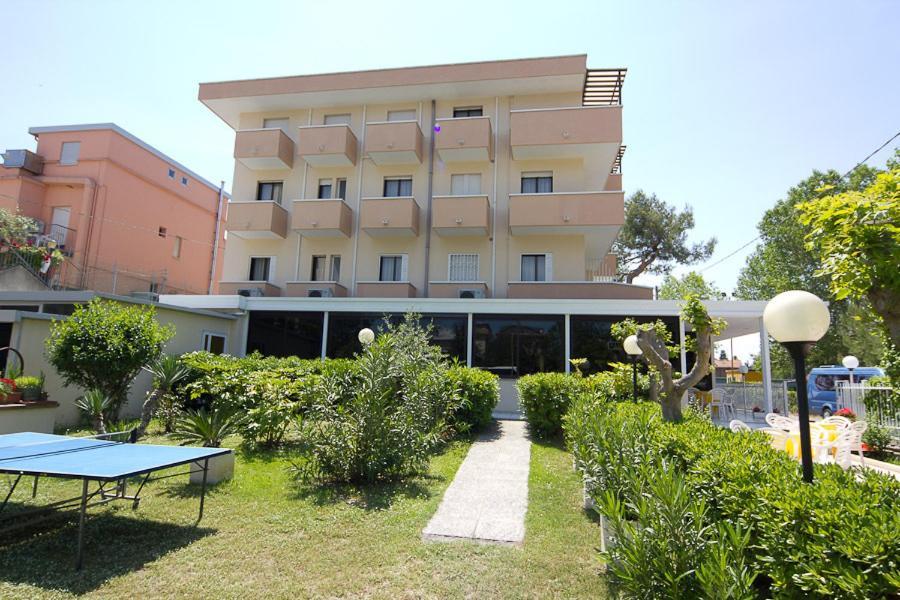 Hotel Pigalle Riccione Esterno foto