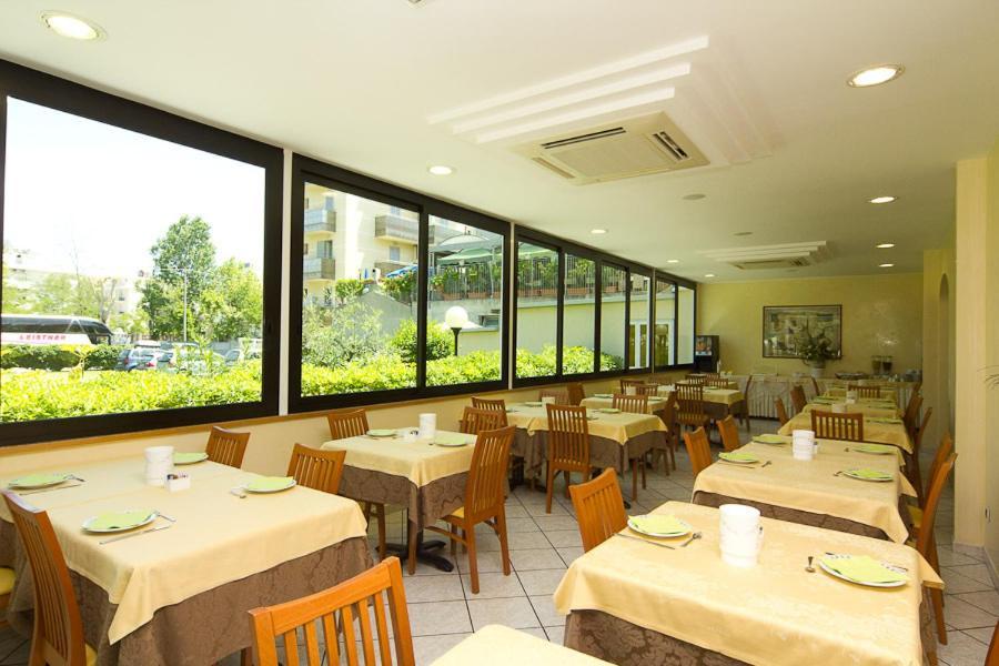 Hotel Pigalle Riccione Esterno foto