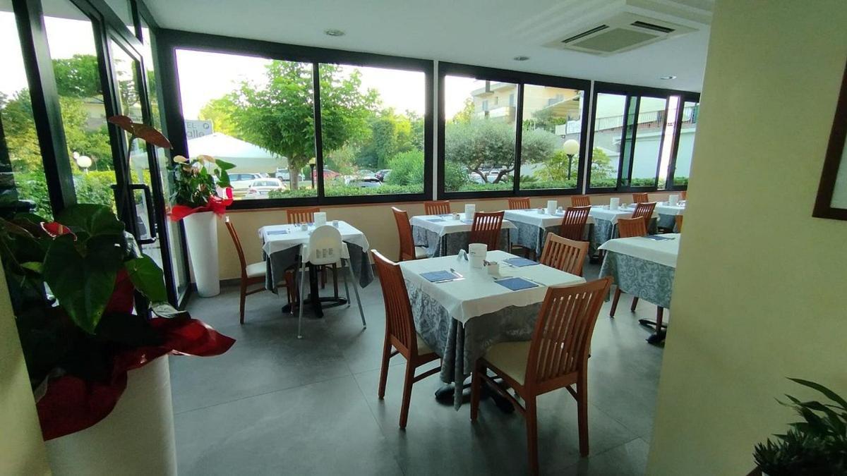 Hotel Pigalle Riccione Esterno foto