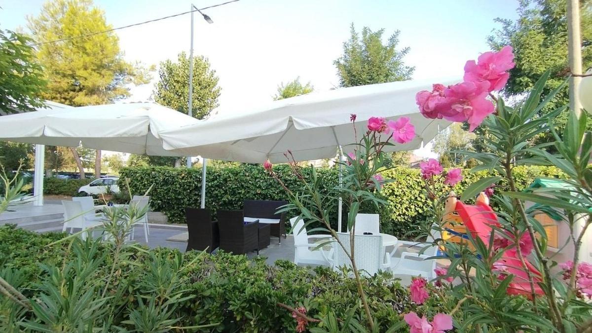 Hotel Pigalle Riccione Esterno foto